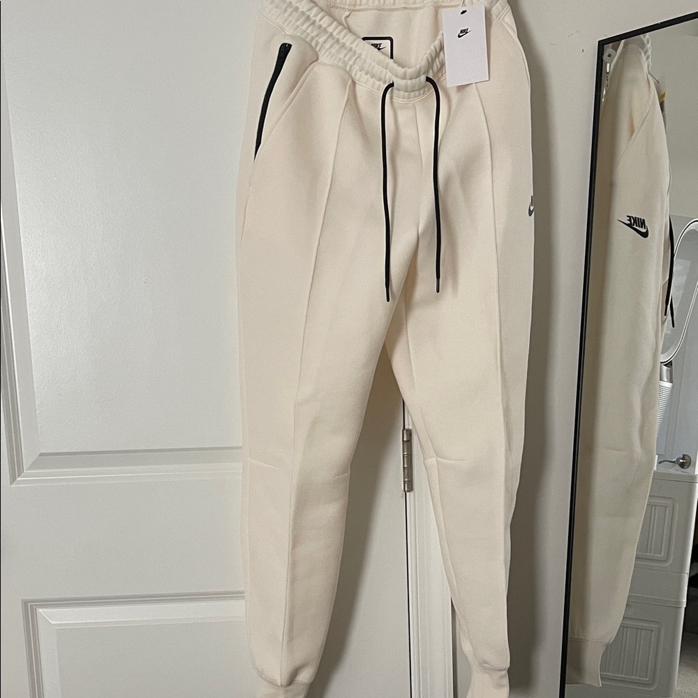 NWT Nike women’s Off-White Jogger Pants